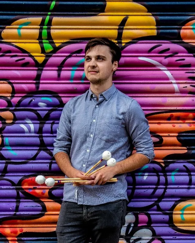 Portret van Alex Smith met slagwerkstokken